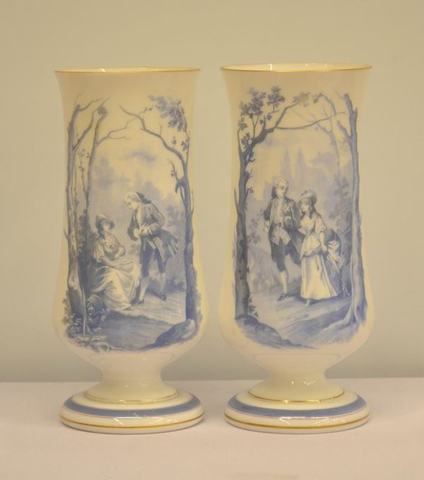 Coppia di vasi, Francia, sec. XIX, in opalina, decorati e