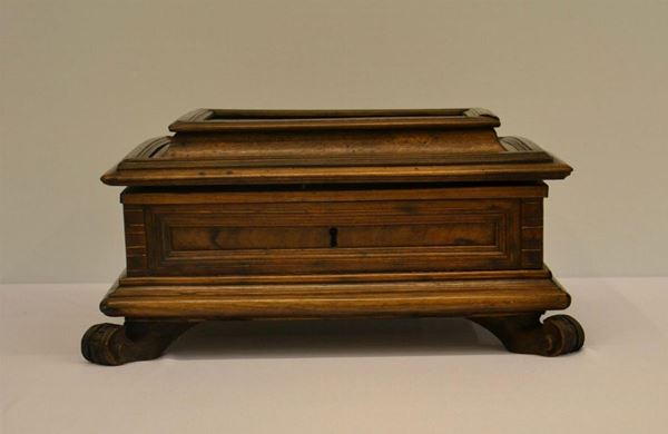 Scatola, Umbria, sec. XVIII, in noce, piano con segreto,