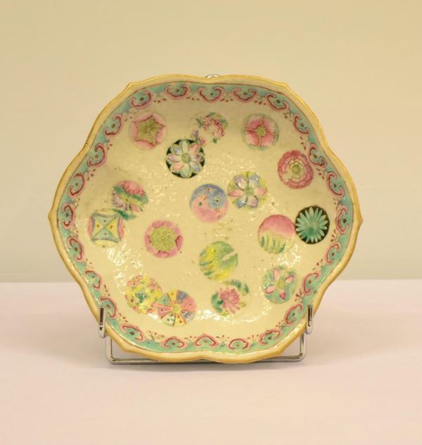 Alzata, Cina, sec. XIX, in porcellana decorata