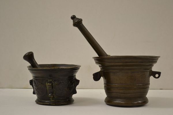 Due mortai, sec. XVII, in bronzo,