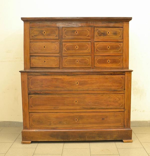 Credenza, fine sec. XIX, in noce filettato, a tre cassetti