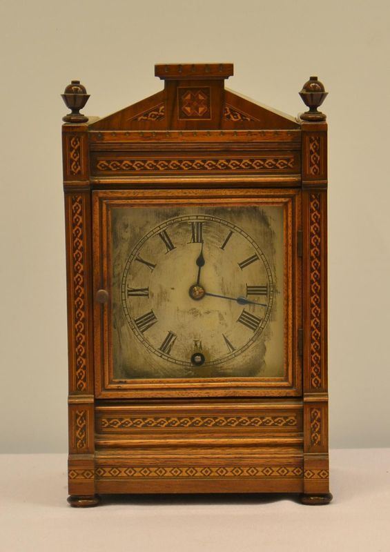 Orologio da tavolo, inizi sec. XX, cassa in noce filettato,