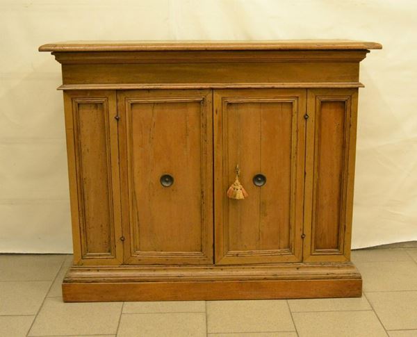 Credenza, Toscana, sec. XVIII, in noce, a due sportelli,