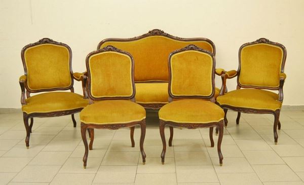 Salotto, in stile 700, in noce, composto da divano, due poltroncine