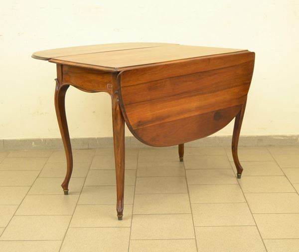 Tavolino a bandelle, sec. XX, in noce,  - Asta Antiquariato, Collezionismo & Gioielli - Poggio Bracciolini Casa d'Aste