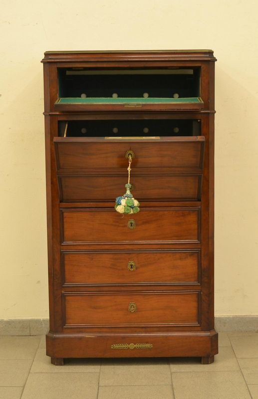 Mobile a colonna, fine sec. XIX, in noce, a due sportelli  - Asta Antiquariato, Collezionismo & Gioielli - Poggio Bracciolini Casa d'Aste