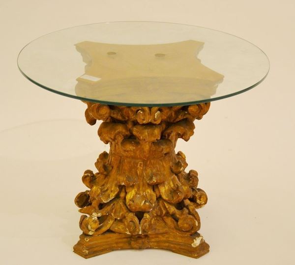 Capitello, sec. XIX, in legno dorato e intagliato a volute