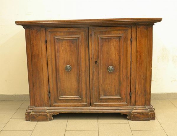 Credenza, in stile 600, in noce a due sportelli,