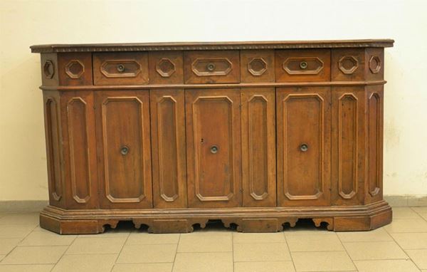 Credenza, in stile 700, in noce scantonato, a tre sportelli e tre