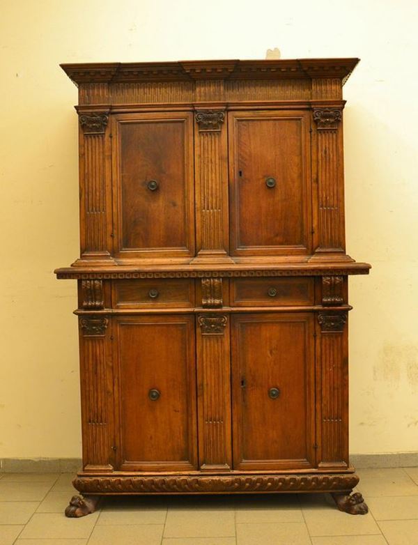 Credenza, in stile 700, in noce intagliato, a quattro sportelli e due