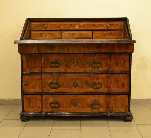 Cassettone, Emilia, sec. XVIII, in noce filettato, fronte mosso,