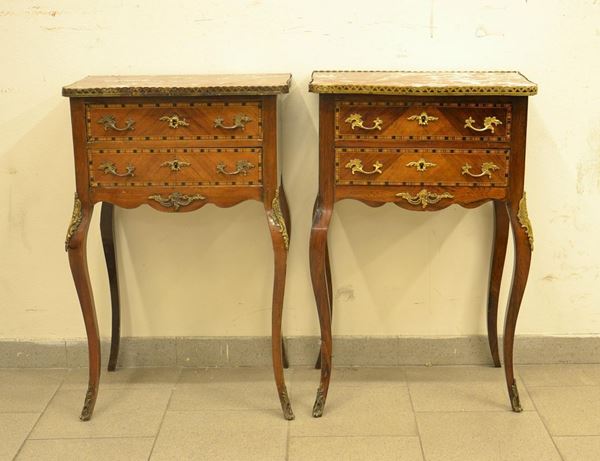 Coppia di comodini, fine sec. XIX, in noce, a due cassetti,