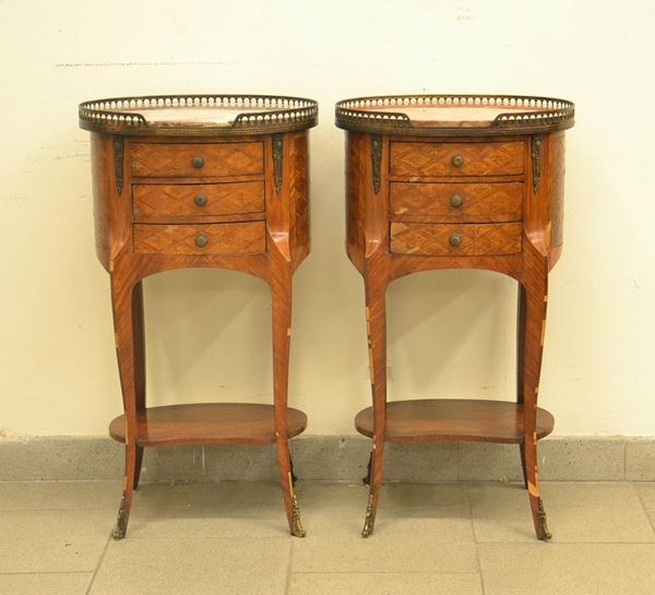 Coppia di comodini, in stile Napoleone III, in noce intarsiato,