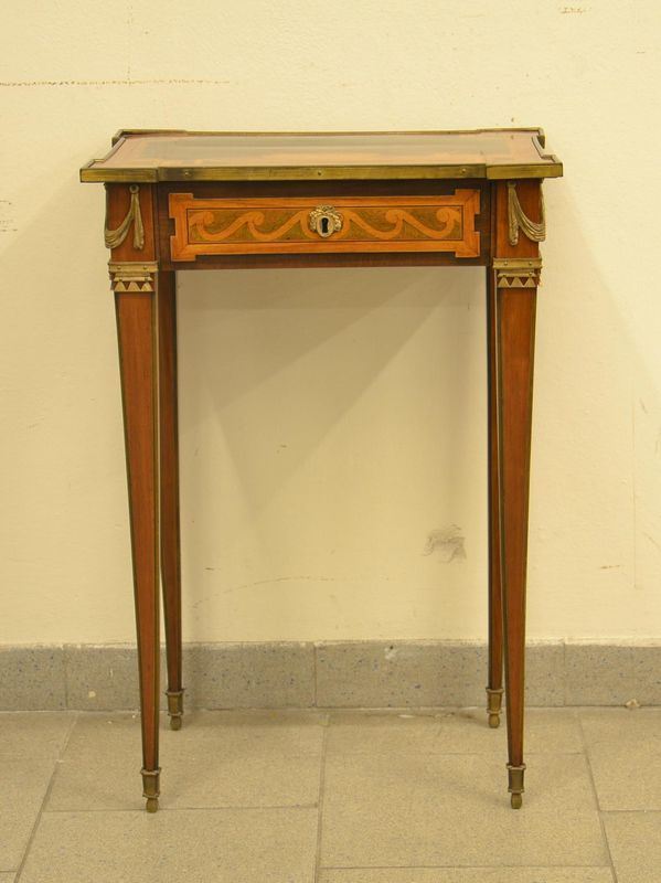 Tavolino ad uso di scrittoio, in stile Napoleone III, in noce
