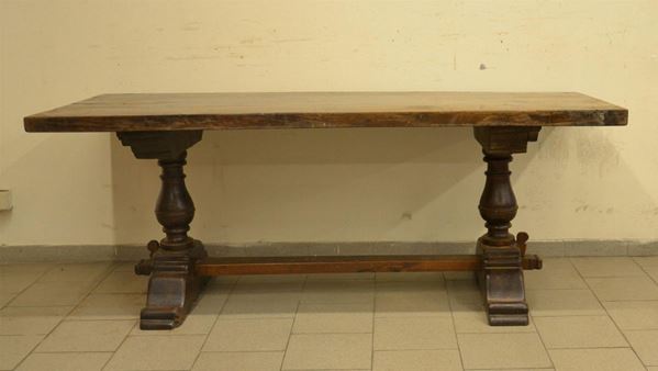 Tavolo fratina, in stile 600, in noce, gambe a vaso riunite da  - Asta Antiquariato, Collezionismo & Gioielli - Poggio Bracciolini Casa d'Aste
