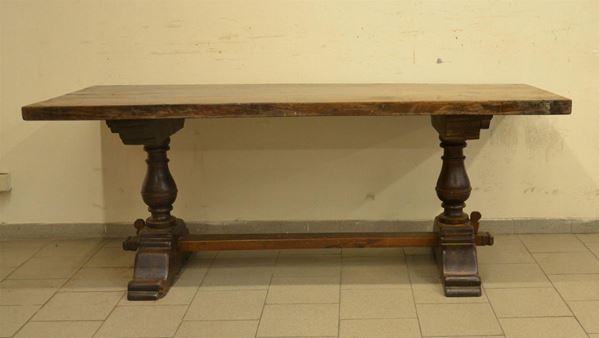 Tavolo fratina, in stile 600, in noce, gambe a vaso riunite da