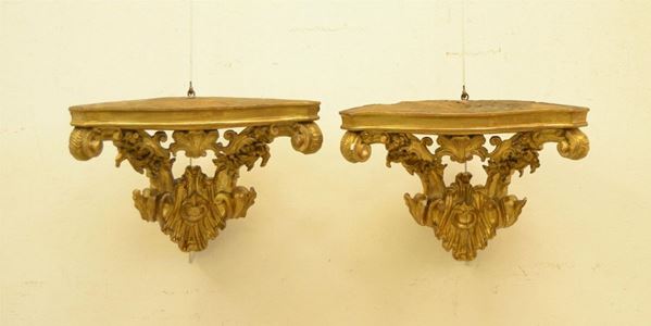 Coppia di angoliere da parete, Francia, sec. XIX, in legno laccato e