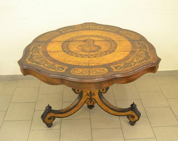 &nbsp;&nbsp;&nbsp;&nbsp;&nbsp; Tavolo, Francia, sec. XIX, piano circolare intarsiato a motivi vegetali e scena romantica, fusto centrale tornito su tre piedi mossi, alt. cm 77, diam. cm 108,