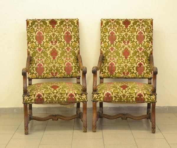 Coppia di poltrone, in stile 700, in noce intagliato, seduta e