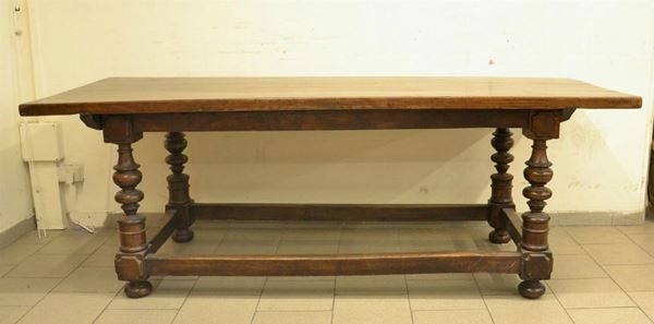 Tavolo, in stile emiliano del 600, in noce, quattro gambe tornite