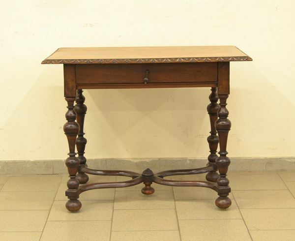 Piccola scrivania, in stile 700, in noce, ad un cassetto,  - Asta Antiquariato, Collezionismo & Gioielli - Poggio Bracciolini Casa d'Aste