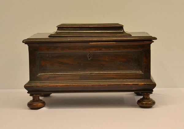 Piccolo modello di cassapanca, Toscana, sec. XVII, in noce,