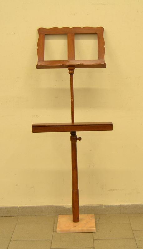 Leggio da terra, sec. XX, in ciliegio,