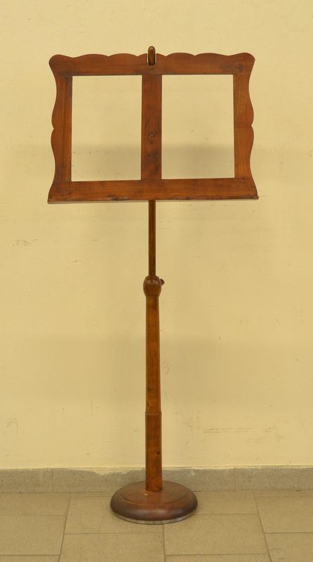 Leggio da terra, sec. XX, in noce,