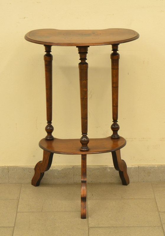 Tavolino a fagiolo, sec. XIX, in noce, a due ripiani,  - Asta Antiquariato, Collezionismo & Gioielli - Poggio Bracciolini Casa d'Aste