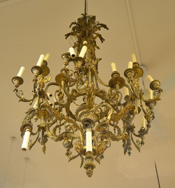 Lampadario, sec. XIX, in bronzo a sei bracci e trenta luci, decorato a