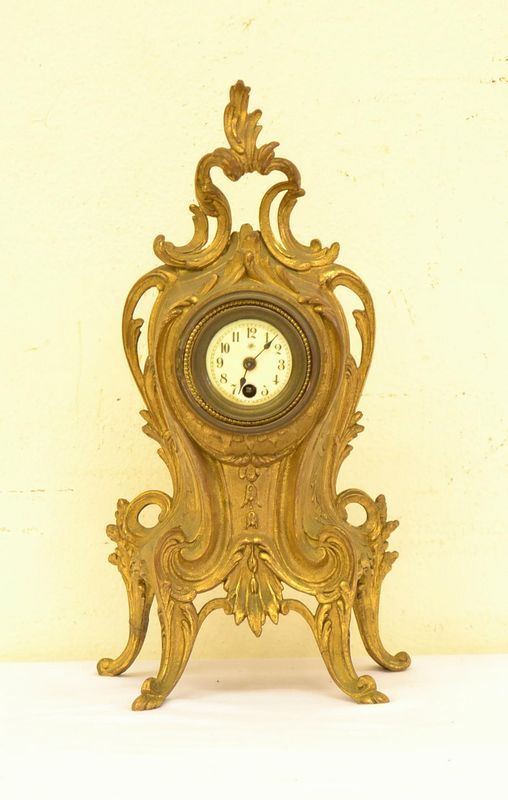 Orologio da tavolo, Francia, sec. XIX, in bronzo dorato e lavorato a motivi