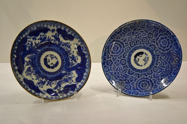 Piatto Cina, XIX secolo, in porcellana bianca e blu, il centro decorato con