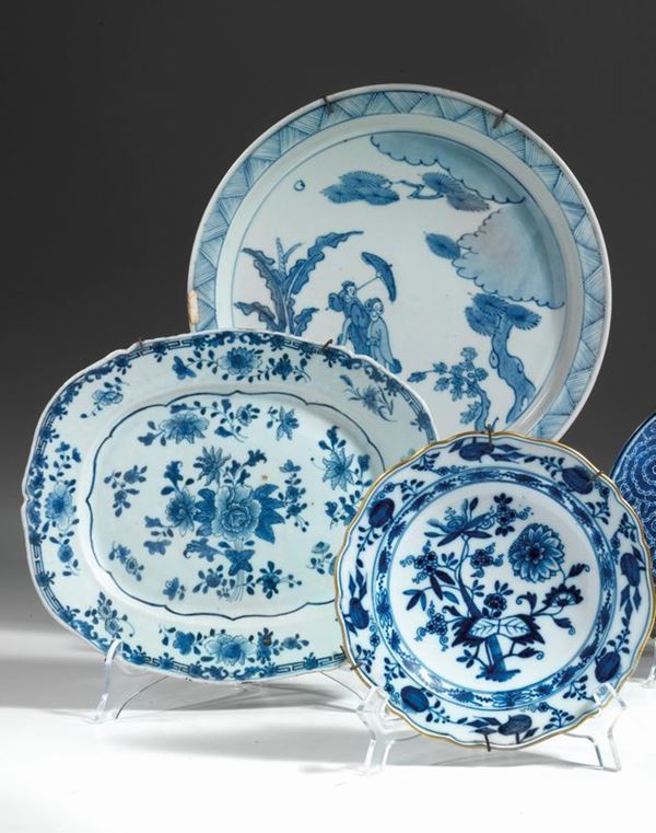 Vassoio Cina, XIX secolo,&nbsp; in porcellana bianca&nbsp; e blu, di forma grosso&nbsp;&nbsp;&nbsp;