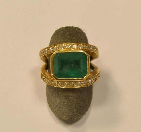 Anello in oro giallo, smeraldo e diamanti