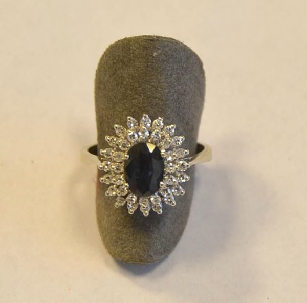 Anello in oro bianco,zaffiro e diamanti