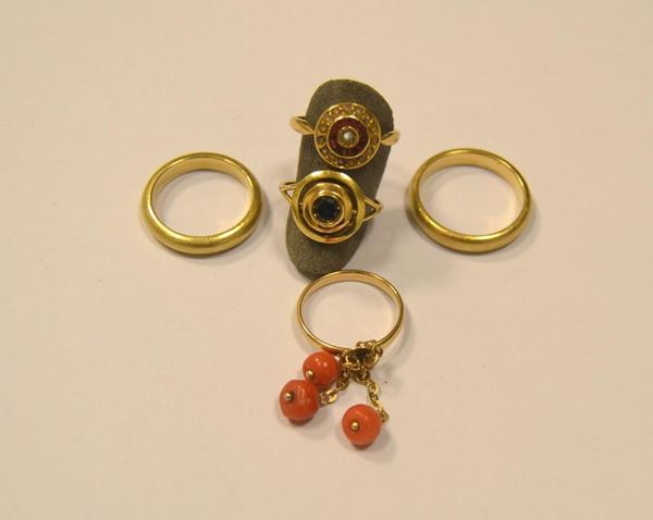 Tre anelli e due fedi in oro giallo  - Asta Decorazione di interni - Poggio Bracciolini Casa d'Aste