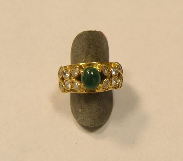 Anello in oro giallo, diamanti e smeraldo