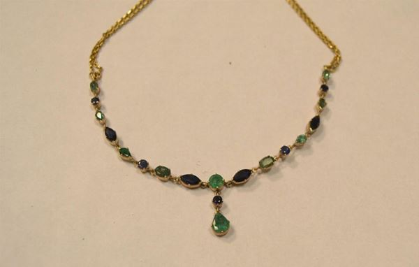 Collana in oro giallo, zaffiri e smeraldo