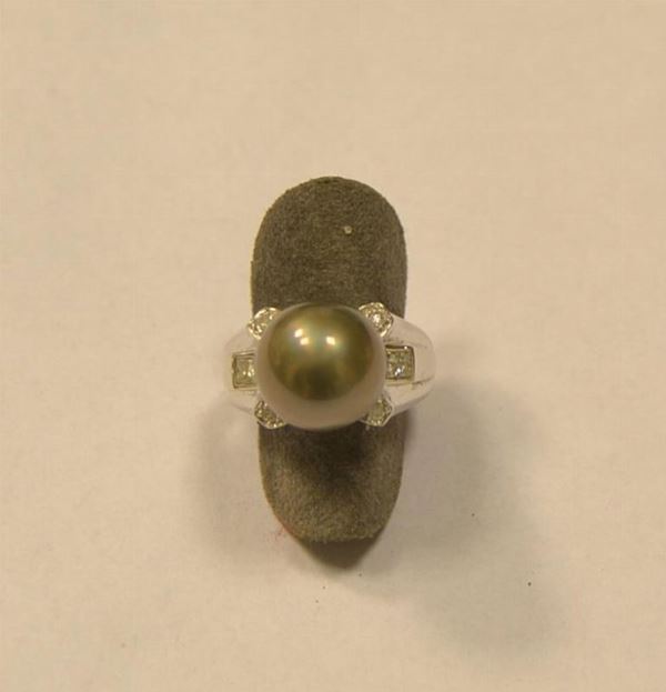 Anello in oro bianco, diamanti e perla