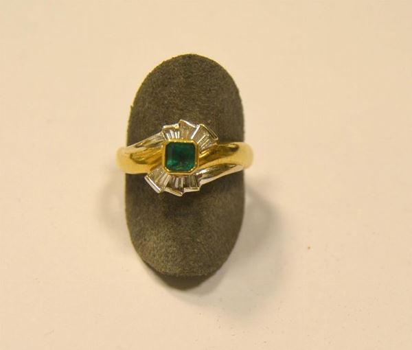 Anello in oro giallo, oro bianco, smeraldo e diamanti