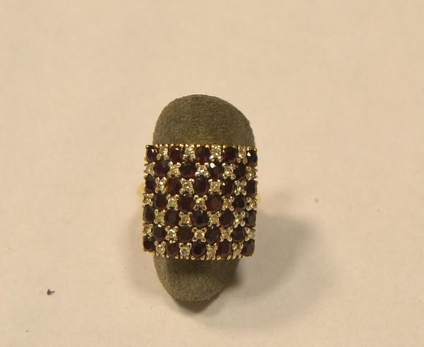 Anello in oro giallo, diamanti e rubini