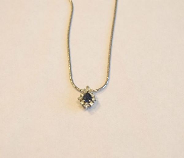 Collana in oro bianco, diamanti e zaffiro