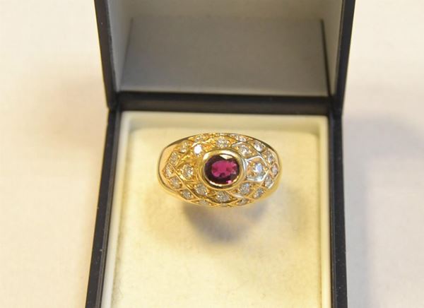 Anello in&nbsp; oro giallo, diamanti e rubino