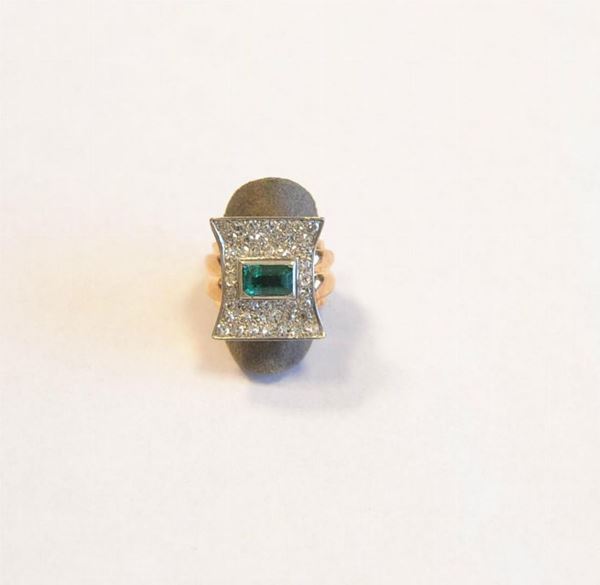 Anello in oro giallo, oro bianco,diamanti e smeraldo