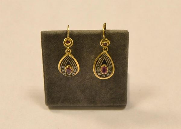 Paio di orecchini pendenti, in oro, argento e diamanti e rubino