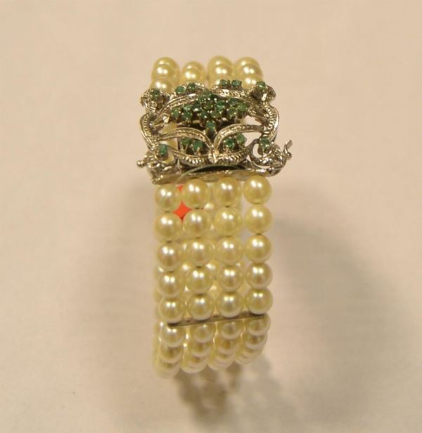 Bracciale in oro bianco, perle e smeraldi