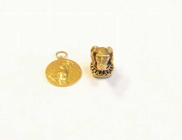 Sigillo a pendente&nbsp; in oro giallo e pietra