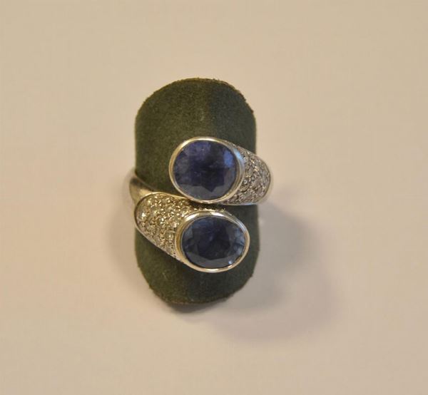 Anello in oro bianco, zaffiri e diamanti
