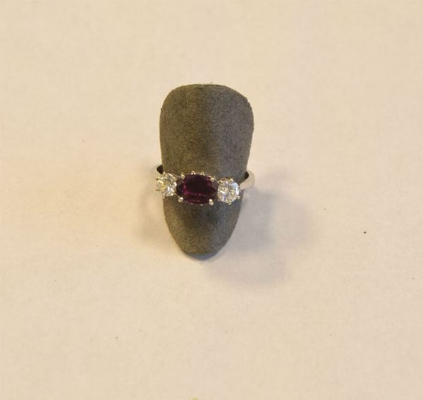 Anello in oro bianco, diamanti e rubino