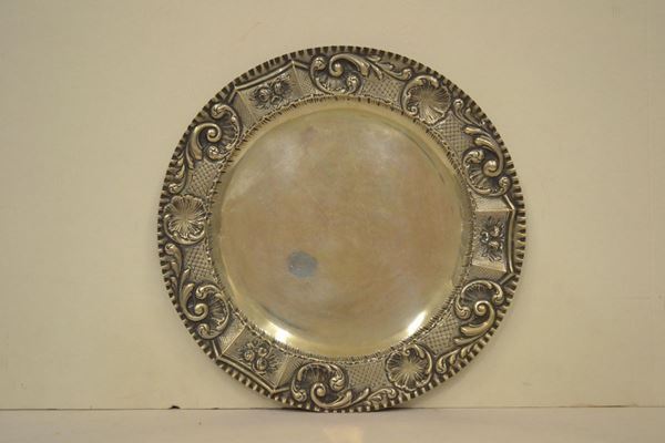 Vassoio circolare, secolo XX, in argento con tesa sbalzata, g 940, diam. cm 42  - Asta Decorazione di interni - Poggio Bracciolini Casa d'Aste